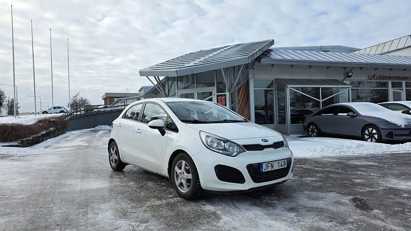 Begagnad Kia Rio 84 HK (61 kW) 2013 Vit Halvkombi