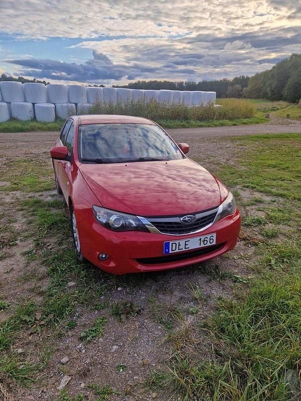 Röd Begagnad 2008 Subaru Impreza Halvkombi | 35 000 kr (Marknadspris) - Bild 1/4
