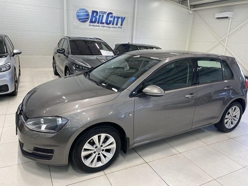 Grå Begagnad 2013 VW Golf VII Halvkombi | 84 899 kr (Marknadspris) - Bild 1/4