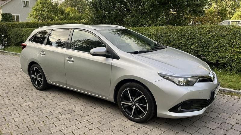 Silver Begagnad 2017 Toyota Auris Touring Sports Edition Kombi | 159 000 kr (Marknadspris) - Bild 1/4