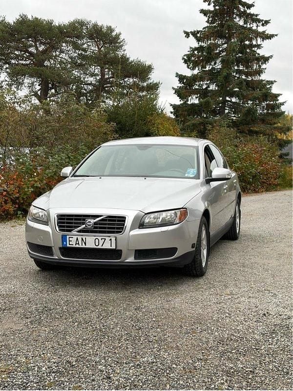 Grå Begagnad 2007 Volvo S80 Kinetic Sedan | 90 000 kr (Marknadspris) - Bild 1/4