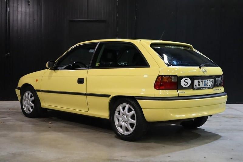 Begagnad Opel Astra Sport 116 HK (85 kW) 1996 Gul Halvkombi