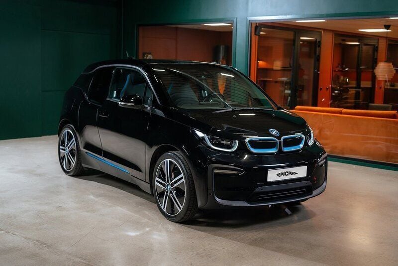 Svart Begagnad 2022 BMW i3 Comfort Edition Halvkombi | 219 900 kr (Bra pris) - Bild 1/4