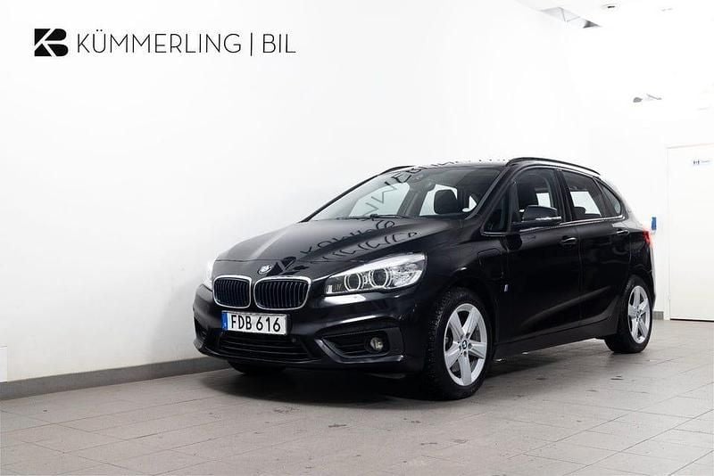 Svart Begagnad 2017 BMW 225 Active Tourer Performance Minibuss | 134 900 kr (Marknadspris) - Bild 1/4