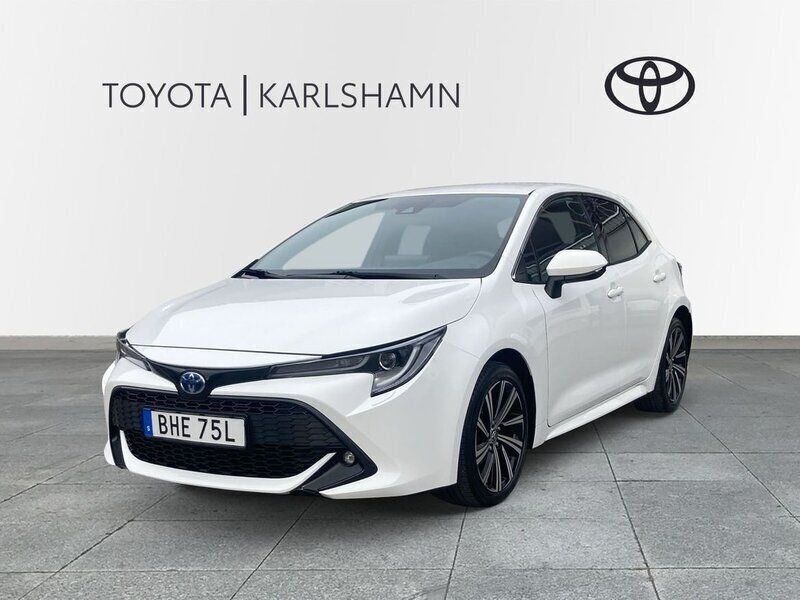 Vit Begagnad 2022 Toyota Corolla Hybrid Style Halvkombi | 239 000 kr (Marknadspris) - Bild 1/3