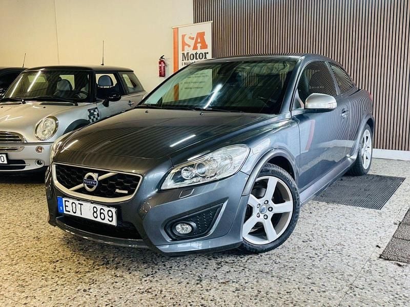 Grå Begagnad 2012 Volvo C30 R-Design Halvkombi | 69 900 kr (Marknadspris) - Bild 1/4