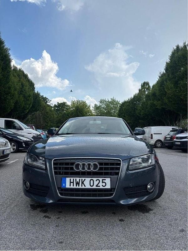 Grå Begagnad 2009 Audi A5 Sportkupé | 74 000 kr (Marknadspris) - Bild 1/4