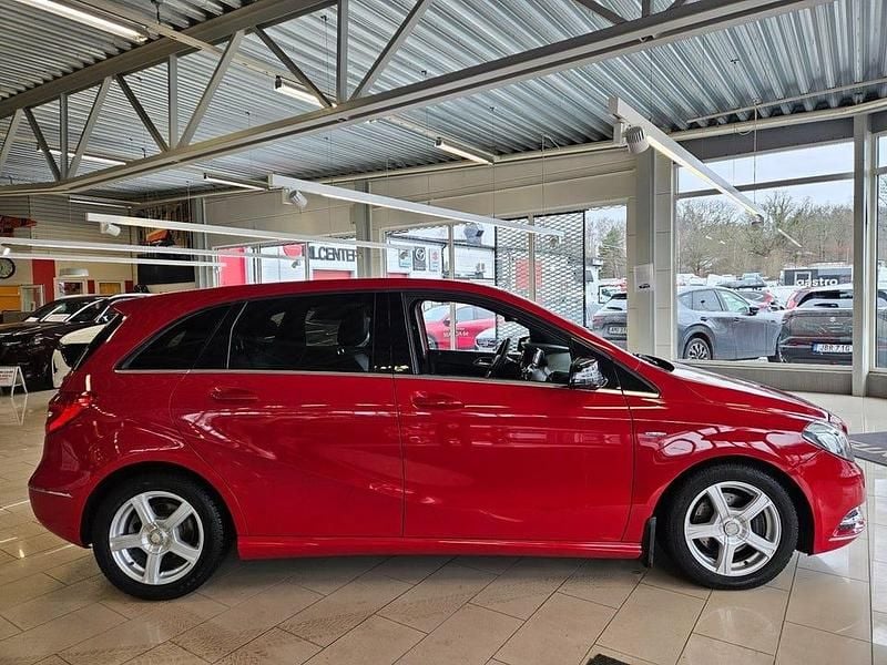 Begagnad Mercedes B180 109 HK (80 kW) 2012 Röd Minibuss