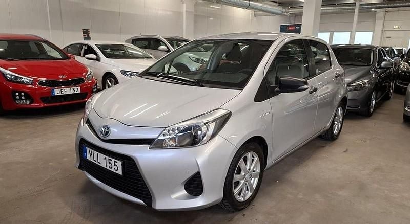 Silver Begagnad 2014 Toyota Yaris Hybrid Life Halvkombi | 128 000 kr (Marknadspris) - Bild 1/4