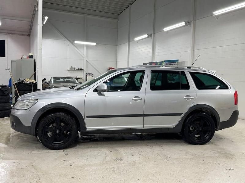 Begagnad Skoda Octavia Scout 140 HK (102 kW) 2013 Silver Kombi