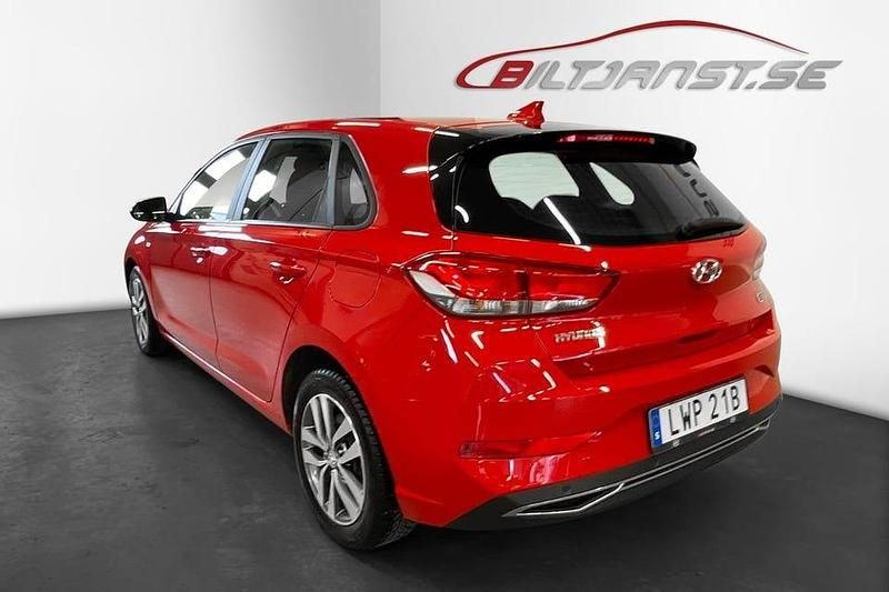 Begagnad Hyundai i30 Essential 122 HK (89 kW) 2021 Röd Halvkombi