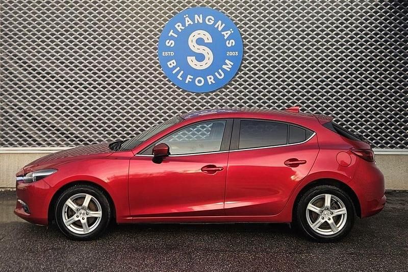 Röd Begagnad 2018 Mazda 3 Vision Halvkombi | 155 000 kr (Marknadspris) - Bild 1/4
