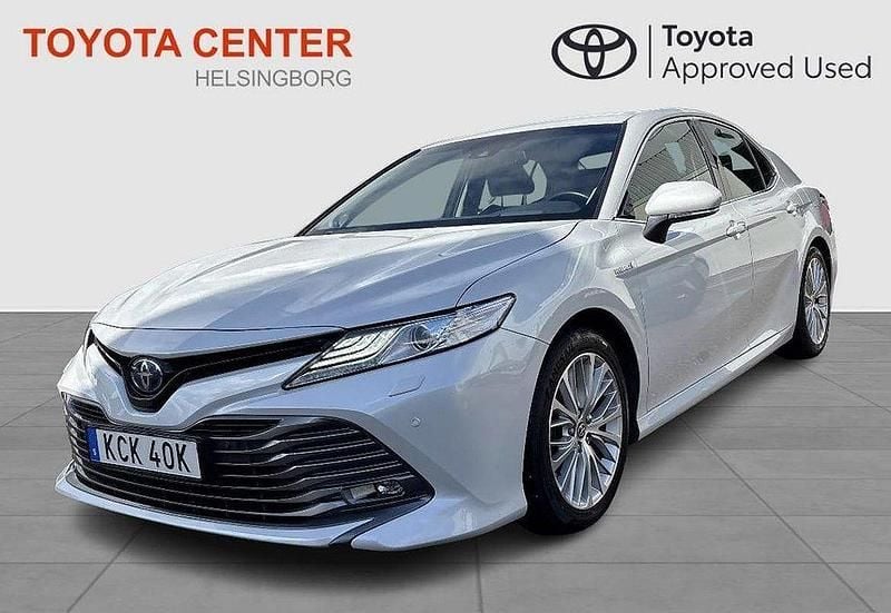 Vit Begagnad 2020 Toyota Camry Hybrid Executive Sedan | 289 900 kr (Marknadspris) - Bild 1/4
