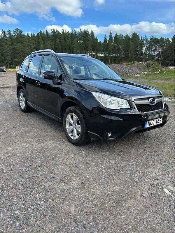 Svart Begagnad 2015 Subaru Forester SUV | 119 500 kr (Marknadspris) - Bild 1/4