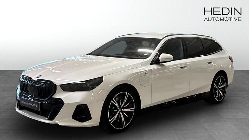 Vit (white) Begagnad 2025 BMW 530e M Sport Kombi | 718 700 kr (Marknadspris) - Bild 1/4