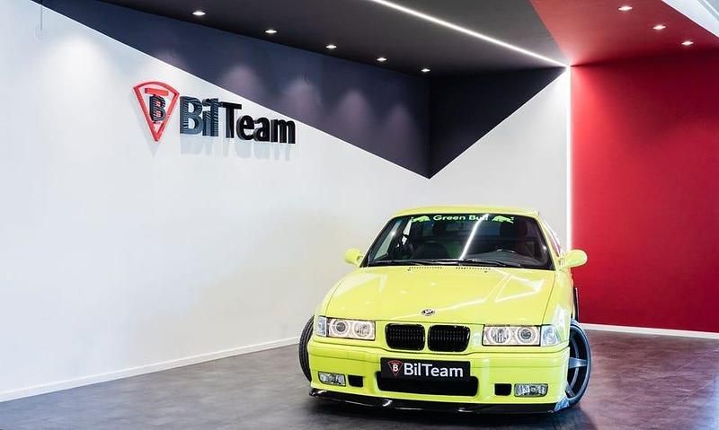 Ljusgrön Begagnad 1993 BMW 325 Sportkupé | 199 900 kr - Bild 1/4