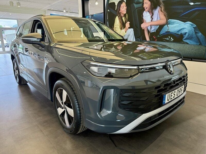 Grå (dolphin grey metallic) Ny 2025 VW Tayron Life SUV | 399 900 kr (Superpris) - Bild 1/4