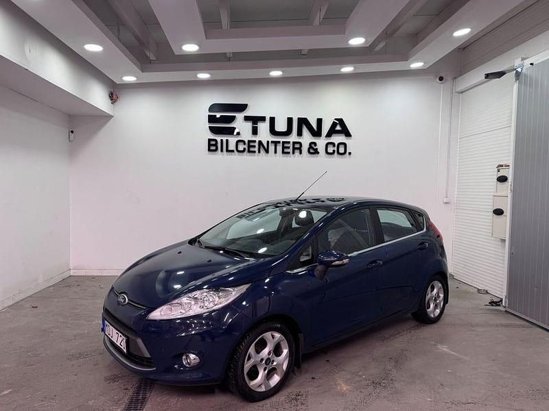 Blå Begagnad 2012 Ford Fiesta Titanium Halvkombi | 44 900 kr (Marknadspris) - Bild 1/4