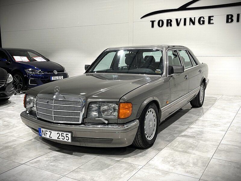 Grå Begagnad 1986 Mercedes 560 Sedan | 134 000 kr - Bild 1/4