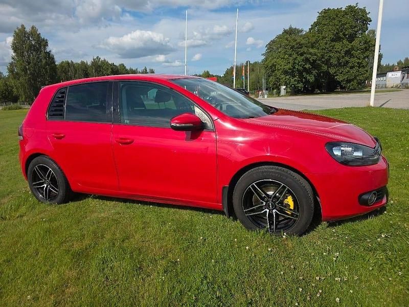 Röd Begagnad 2010 VW Golf VI Edition Halvkombi | 44 900 kr (Bra pris) - Bild 1/4