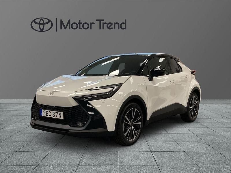 Vit Begagnad 2025 Toyota C-HR Executive SUV | 454 900 kr (Marknadspris) - Bild 1/3
