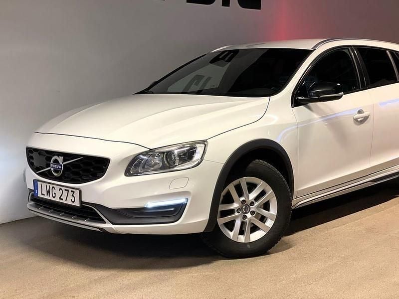 Begagnad Volvo V60 CC Business Edition 190 HK (139 kW) 2015 Vit Kombi