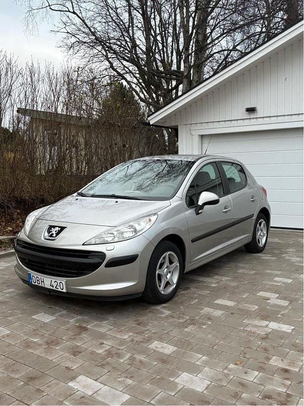 Grå Begagnad 2006 Peugeot 207 Halvkombi | 46 000 kr (Marknadspris) - Bild 1/4