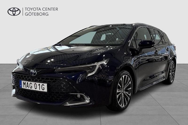 Mörkblå Begagnad 2023 Toyota Corolla Style Kombi | 265 000 kr (Marknadspris) - Bild 1/3