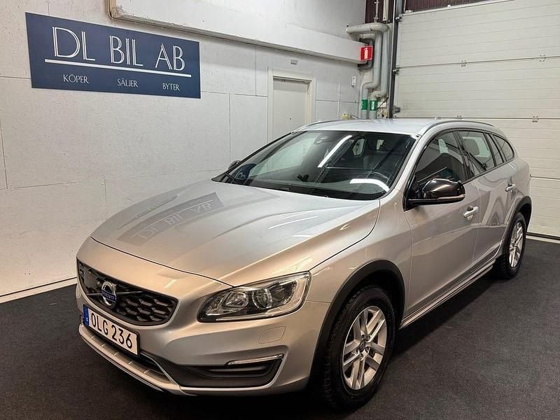 Begagnad Volvo V60 CC Summum 150 HK (110 kW) 2016 Silver Kombi