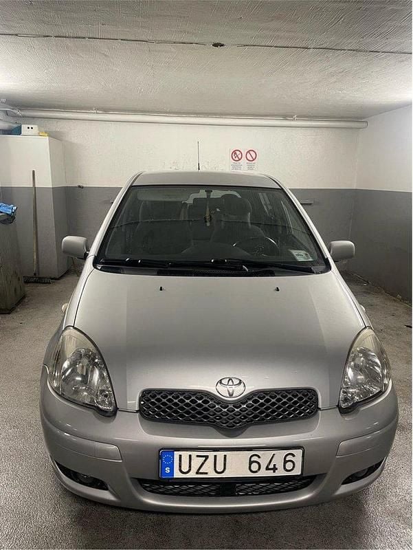Silver Begagnad 2004 Toyota Yaris Halvkombi | 17 000 kr (Marknadspris) - Bild 1/4