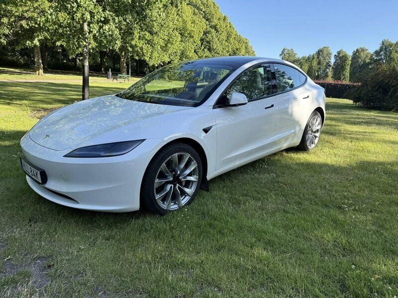 Vit Begagnad 2024 Tesla Model 3 Long Range Sedan | 449 800 kr (Dyr) - Bild 1/3