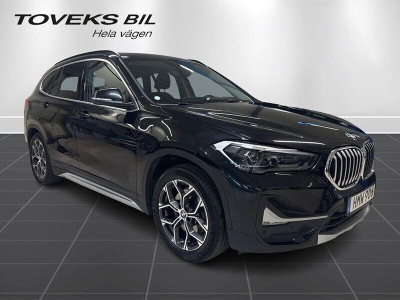 Svart Begagnad 2021 BMW X1 SUV | 279 000 kr (Marknadspris) - Bild 1/4