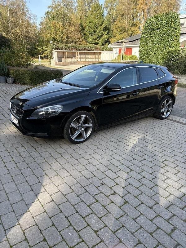 Svart Begagnad 2014 Volvo V40 Kombi | 119 000 kr (Marknadspris) - Bild 1/4