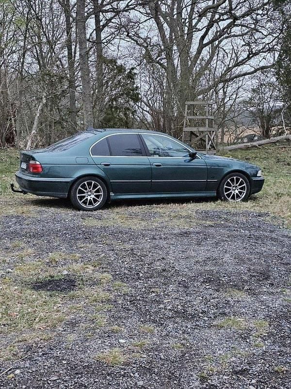 Grön Begagnad 2000 BMW 523 Sedan | 55 000 kr - Bild 1/4