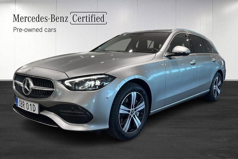Silver Begagnad 2022 Mercedes C300e Avantgarde Kombi | 399 900 kr (Bra pris) - Bild 1/4