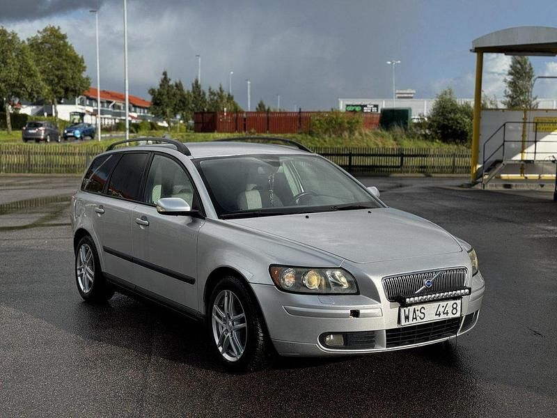 Grå Begagnad 2005 Volvo V50 Kinetic Kombi | 27 500 kr (Marknadspris) - Bild 1/4