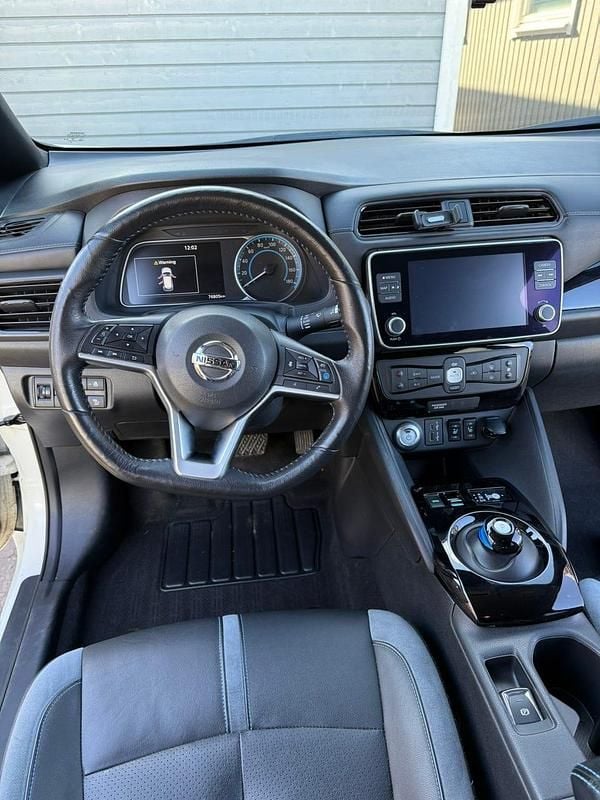 Begagnad Nissan Leaf Tekna 159 kW (217 HK) 2022 Pärlemovit Halvkombi