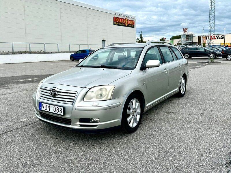 Silver Begagnad 2005 Toyota Avensis Kombi | 24 800 kr (Bra pris) - Bild 1/4