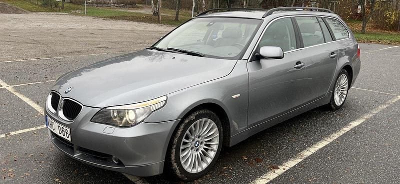 Grå Begagnad 2005 BMW 525 Kombi | 79 900 kr (Marknadspris) - Bild 1/4