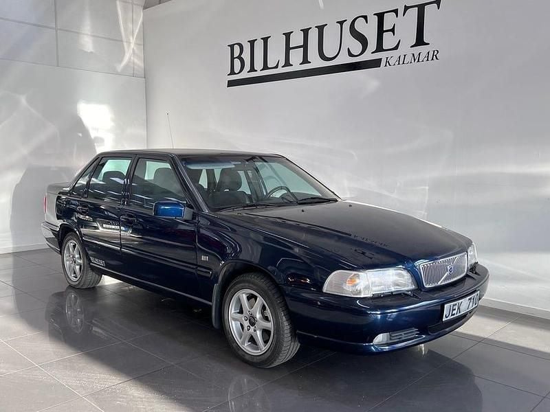 Mörkblå Begagnad 1999 Volvo S70 SE Sedan | 99 900 kr - Bild 1/3