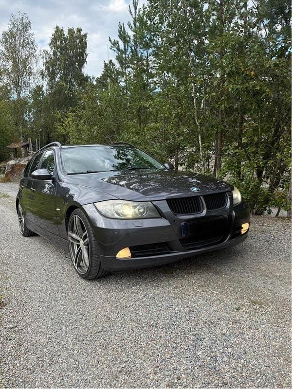 Grå Begagnad 2007 BMW 320 Advantage Kombi | 85 000 kr - Bild 1/4