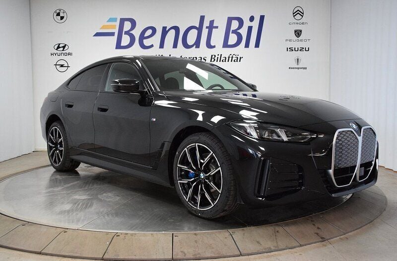 Black sapphire metallic Ny 2025 BMW i4 Comfort Edition Sedan | 699 500 kr (Bra pris) - Bild 1/3