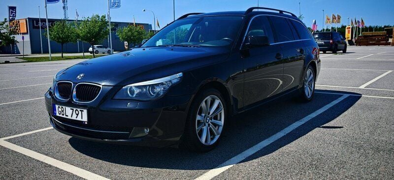 Svart Begagnad 2008 BMW 520 Kombi | 68 000 kr (Marknadspris) - Bild 1/4