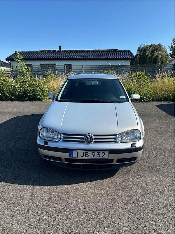 Silver Begagnad 2002 VW Golf IV Halvkombi | 18 000 kr (Bra pris) - Bild 1/4