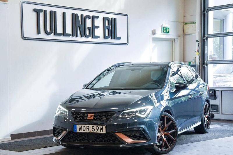 Mörkgrå Begagnad 2019 Cupra Leon Limited Edition Kombi | 324 900 kr (Lite dyr) - Bild 1/4