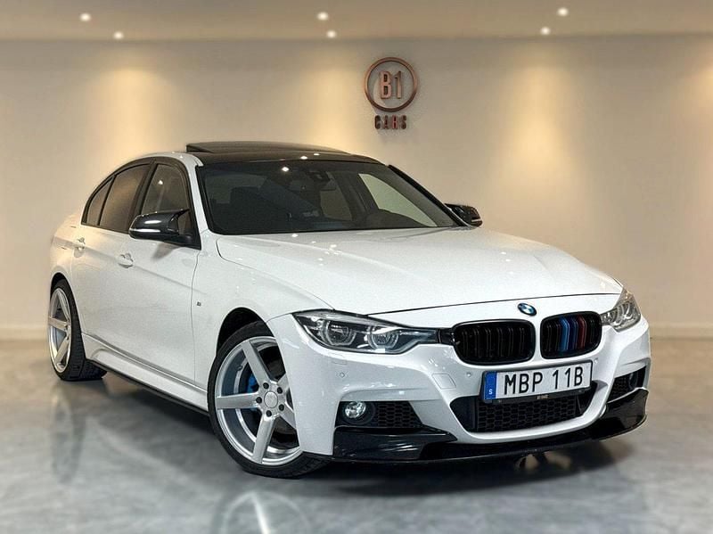 Vit Begagnad 2017 BMW 320 M Performance Sedan | 199 900 kr (Superpris) - Bild 1/4