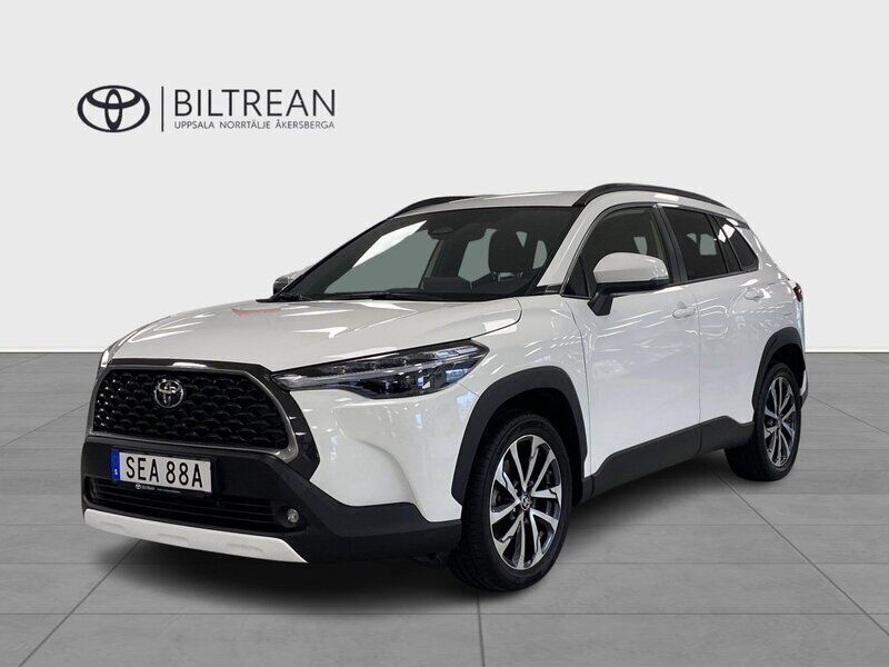 Vit Begagnad 2024 Toyota Corolla Cross Style SUV | 399 000 kr (Marknadspris) - Bild 1/4