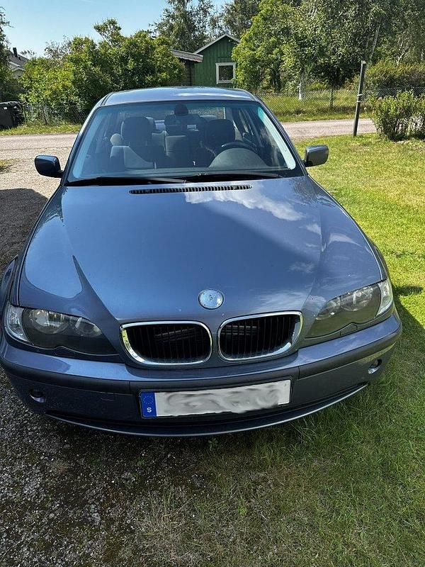 Blå Begagnad 2002 BMW 318 Sedan | 32 000 kr (Marknadspris) - Bild 1/4
