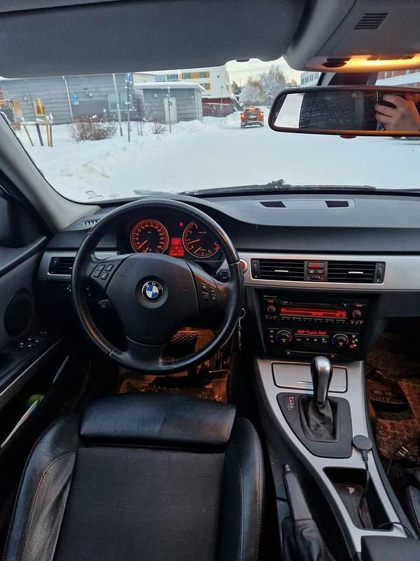 Begagnad BMW 325 218 HK (160 kW) 2006 Kombi