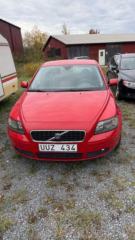 Röd Begagnad 2003 Volvo S40 Sedan | 13 000 kr (Superpris) - Bild 1/4